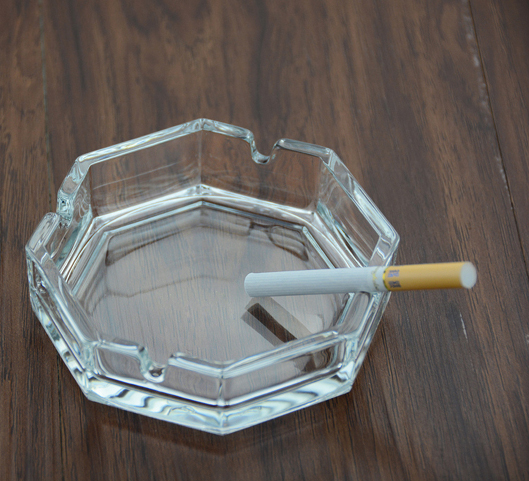 透明烟缸效果图